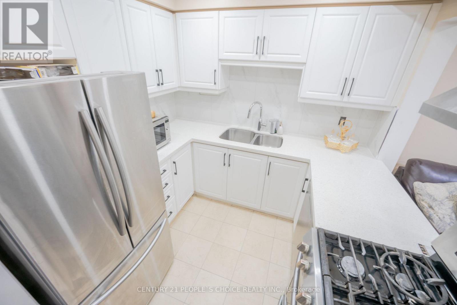 110 Goldenlight Circle, Brampton, Ontario  L6X 4N6 - Photo 13 - W12584148