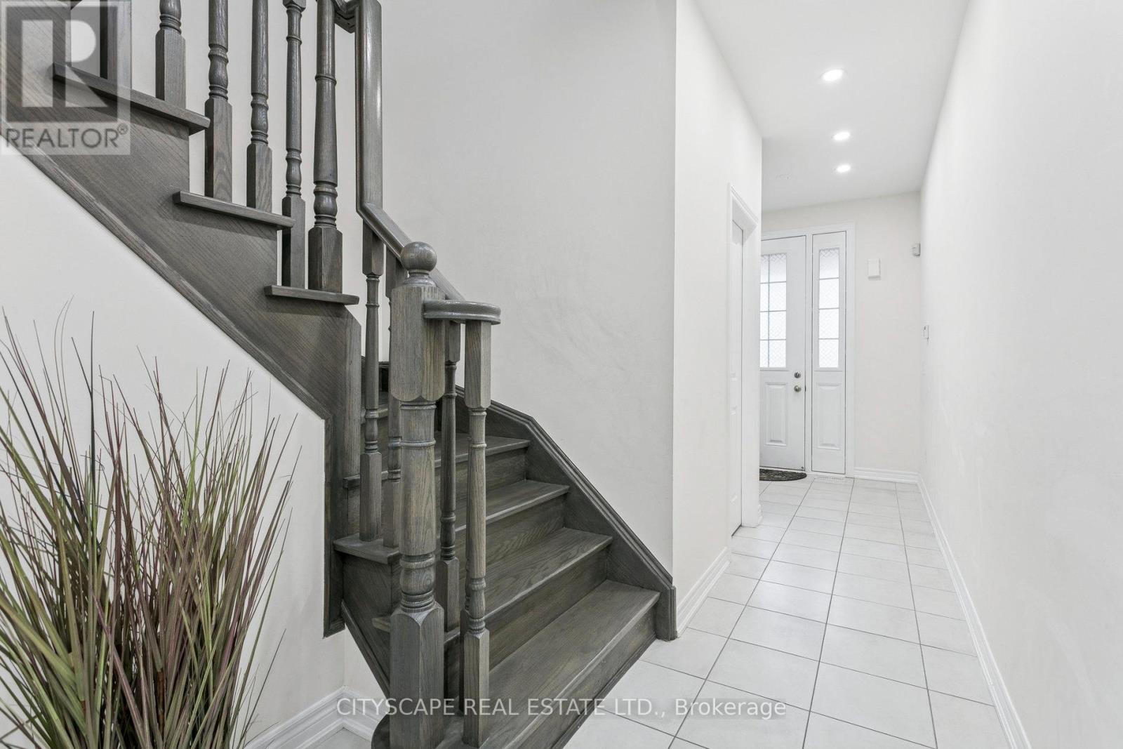 72 Finegan Circle, Brampton, Ontario  L7A 4Z8 - Photo 4 - W12584198