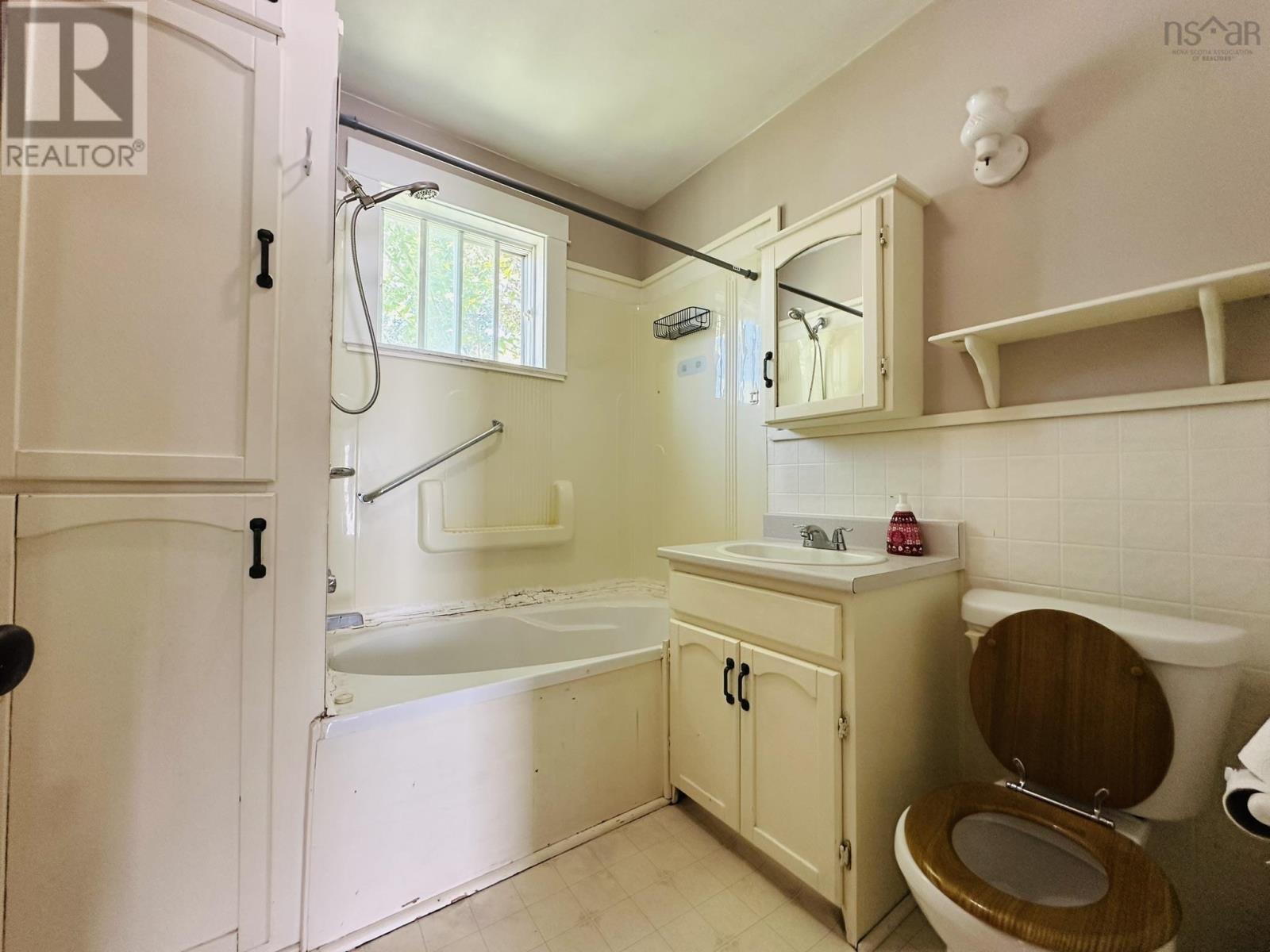 12 Fairview Avenue, Stellarton, Nova Scotia  B0K 1S0 - Photo 31 - 202520030