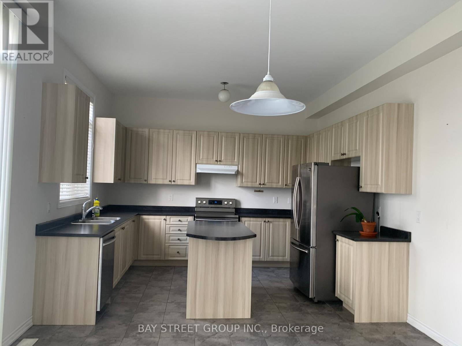 97 Redmond Crescent, Springwater, Ontario  L9X 1Z8 - Photo 8 - S12584248