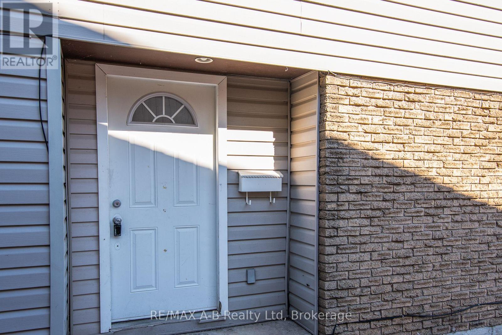 568 Devon Street, Stratford, Ontario  N4Z 1A9 - Photo 2 - X12486706