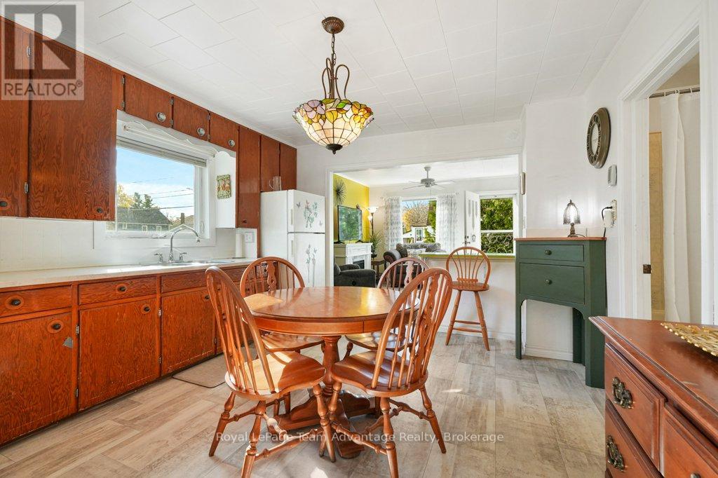 9 Hillcrest Avenue, Parry Sound, Ontario P2A 1L5 - Photo 6 - X12518426