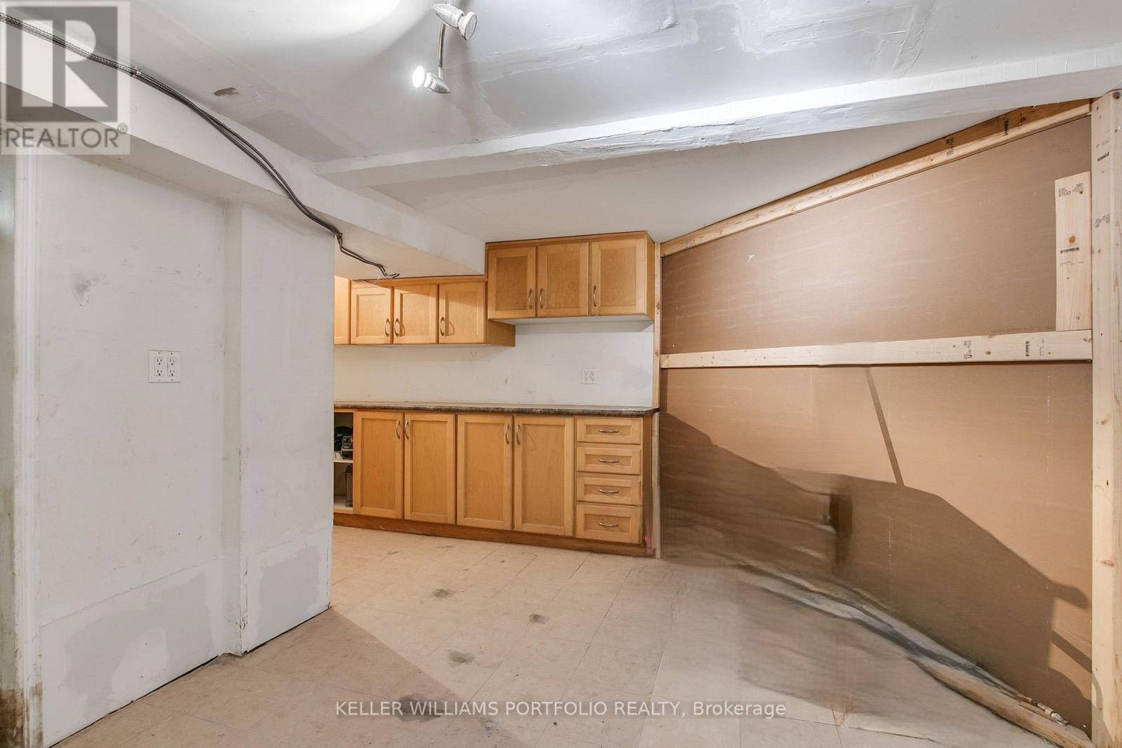 80 Long Branch Avenue, Toronto, Ontario M8W 3J4 - Photo 33 - W12582902