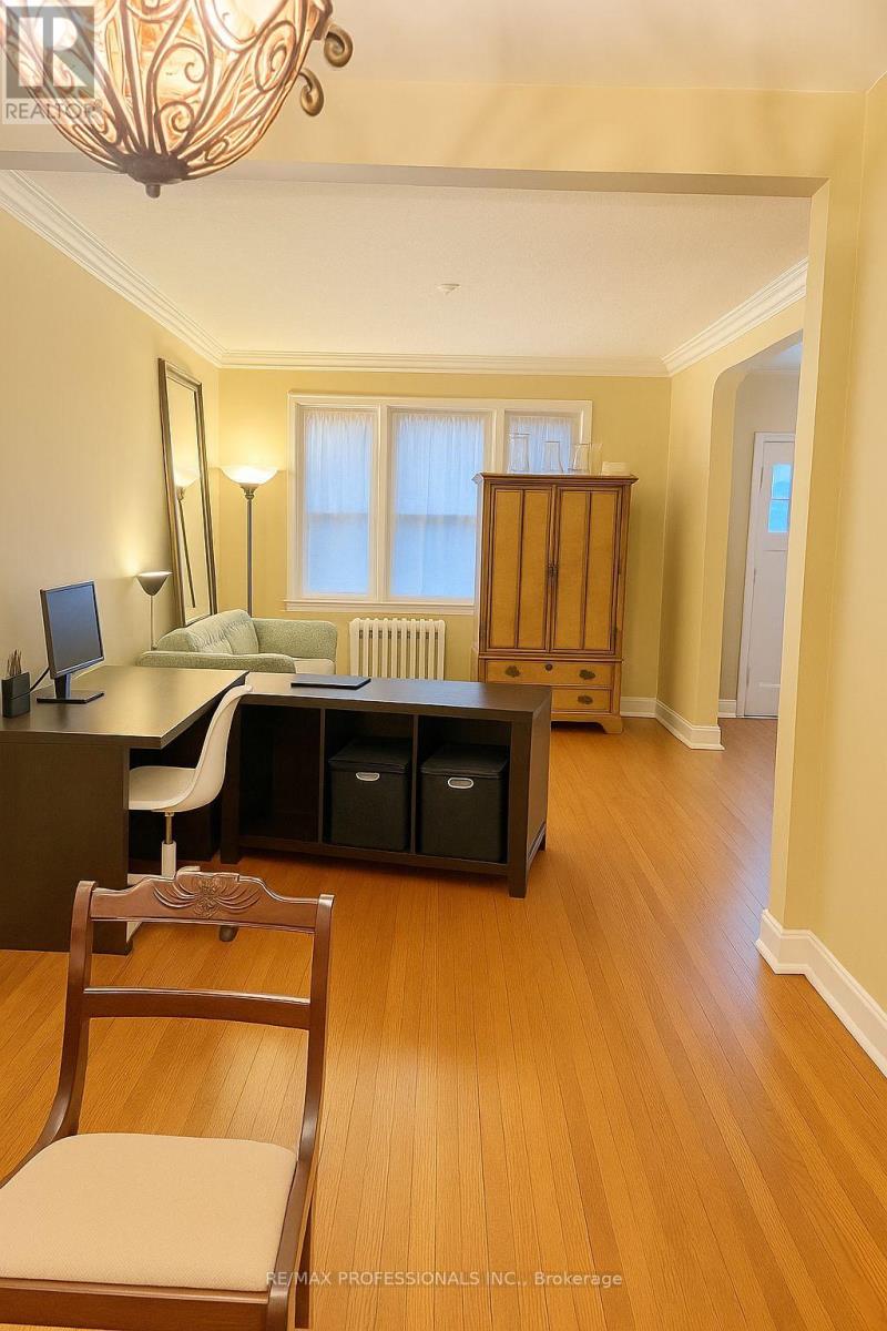 40 Warren Crescent, Toronto, Ontario  M6S 4S2 - Photo 6 - W12583882