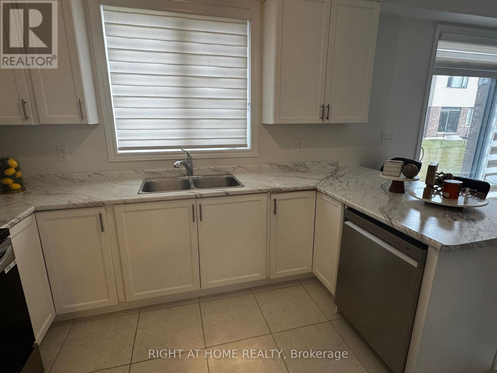 24 Tamworth Terrace, Barrie, Ontario  L9J 0L5 - Photo 10 - S12584286