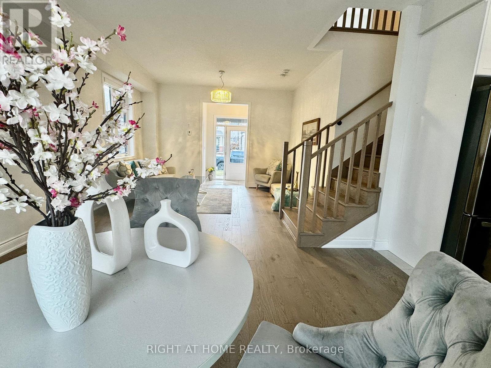 24 Tamworth Terrace, Barrie, Ontario  L9J 0L5 - Photo 2 - S12584286