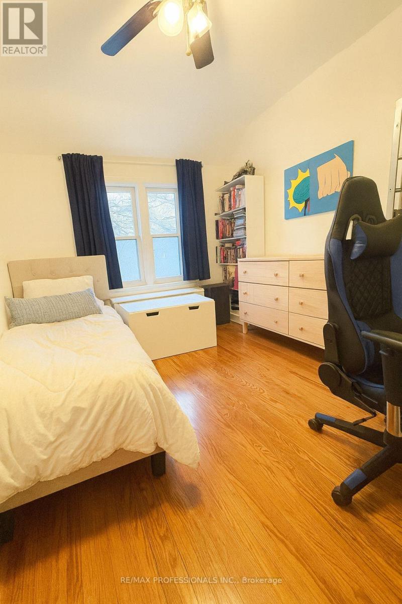 40 Warren Crescent, Toronto, Ontario  M6S 4S2 - Photo 14 - W12583882