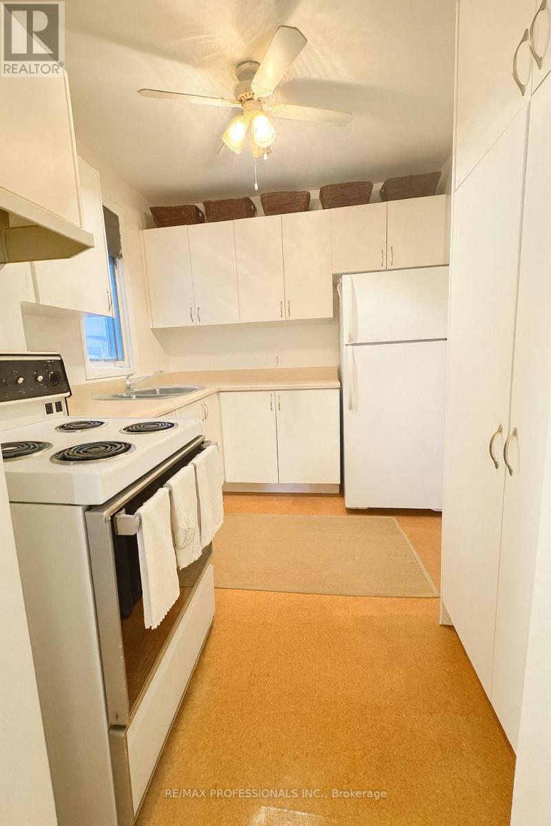 40 Warren Crescent, Toronto, Ontario  M6S 4S2 - Photo 9 - W12583882