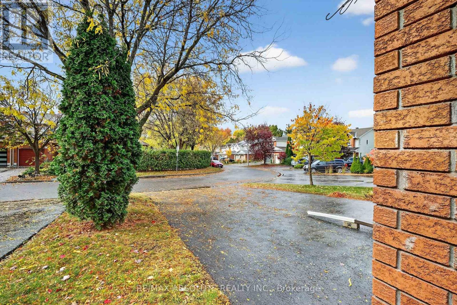 104 College Circle, Ottawa, Ontario K1K 4R9 - Photo 5 - X12483860