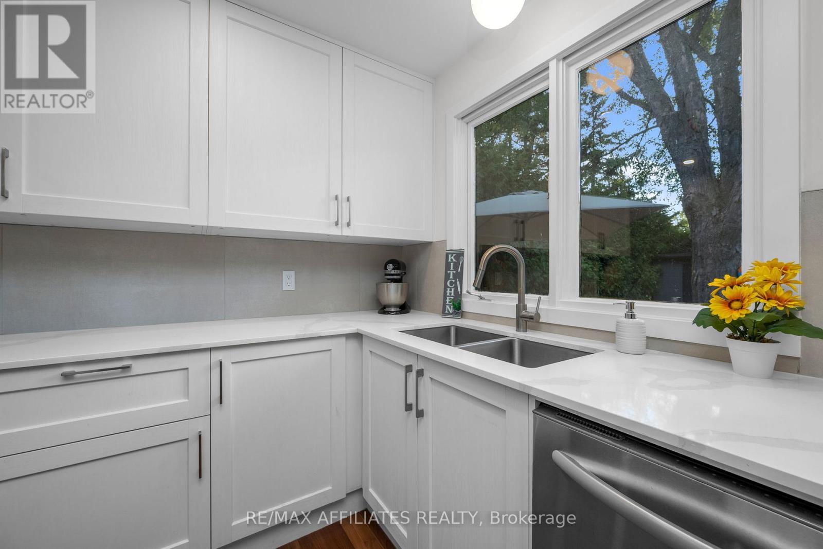 22 Inuvik Crescent, Ottawa, Ontario K2L 1A2 - Photo 13 - X12496530