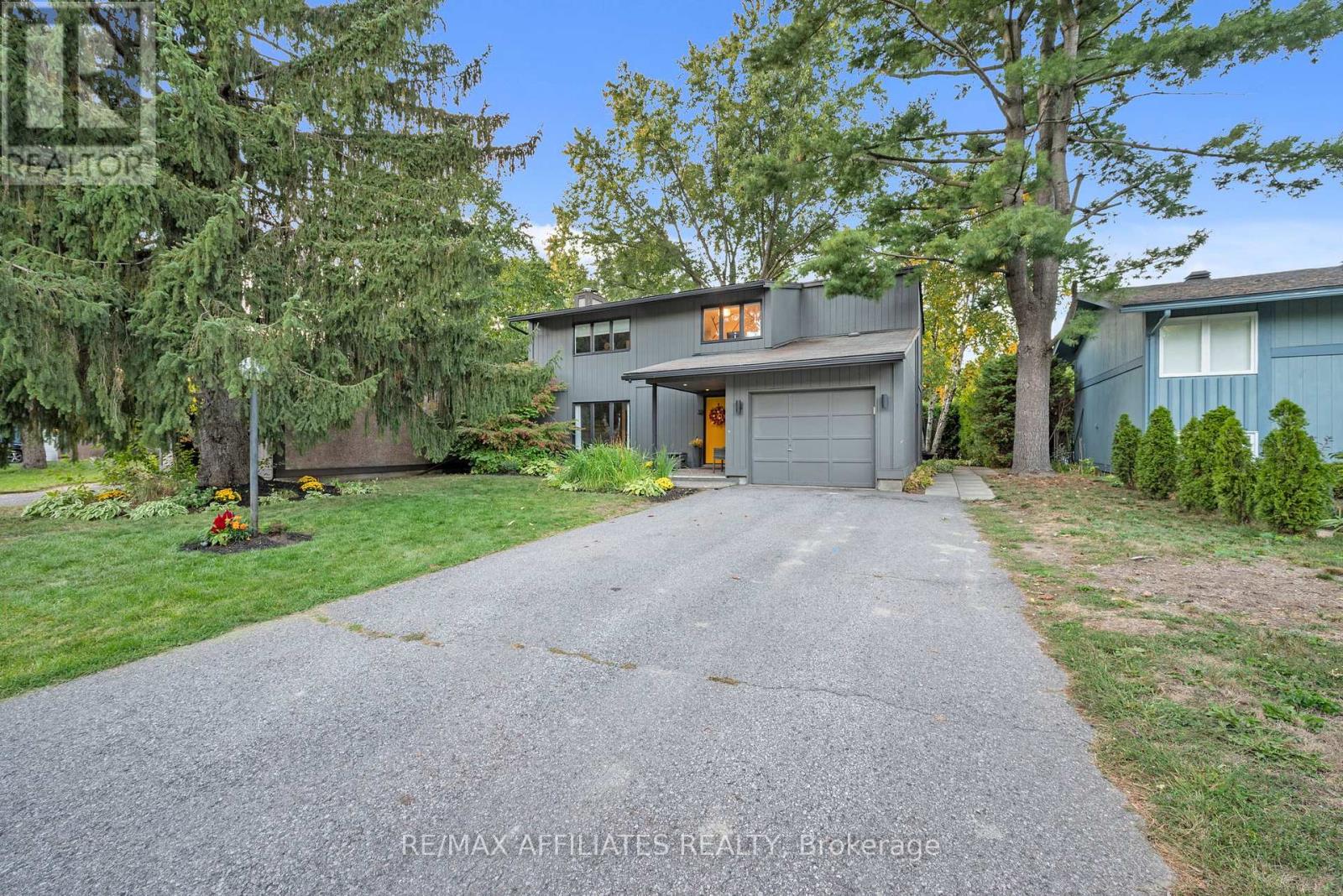 22 Inuvik Crescent, Ottawa, Ontario K2L 1A2 - Photo 3 - X12496530