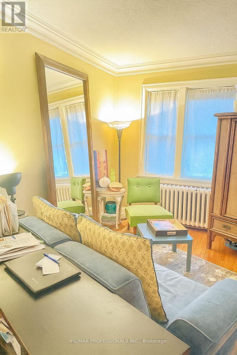 40 Warren Crescent, Toronto, Ontario  M6S 4S2 - Photo 4 - W12583882