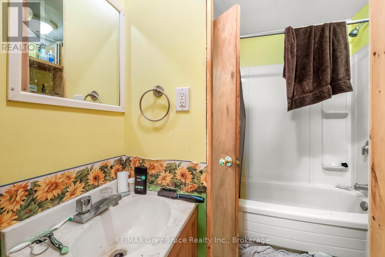 593 Stokes Bay Road, Northern Bruce Peninsula, Ontario N0H 2M0 - Photo 35 - X12584438