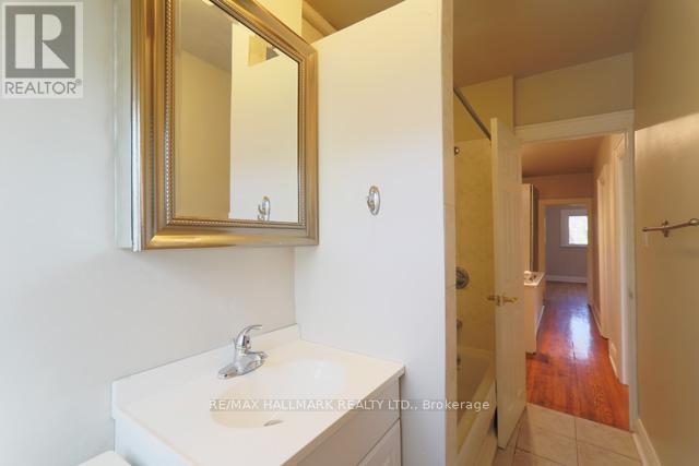 Upper - 1481 Queen Street E, Toronto, Ontario  M4L 1E2 - Photo 19 - E12584398