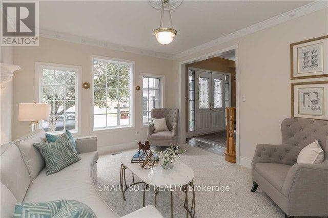 704 Foxcroft Boulevard, Newmarket, Ontario  L3X 1N2 - Photo 3 - N12584442