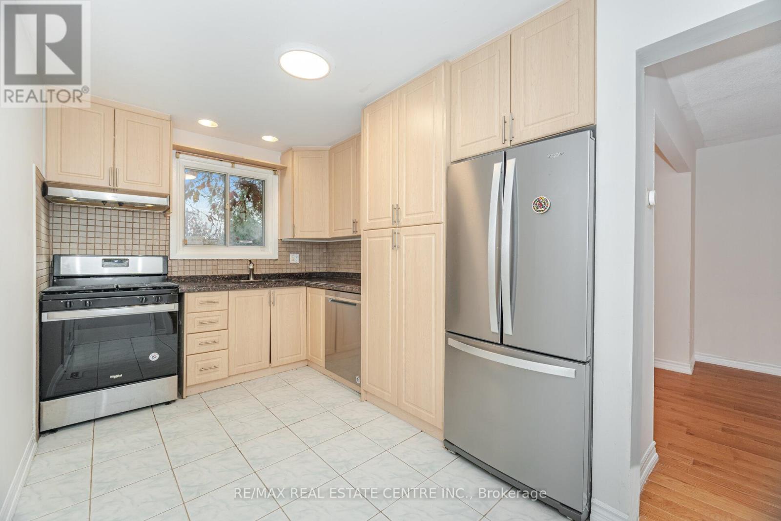 51 Crawford Drive, Brampton, Ontario  L6V 2C6 - Photo 12 - W12584378