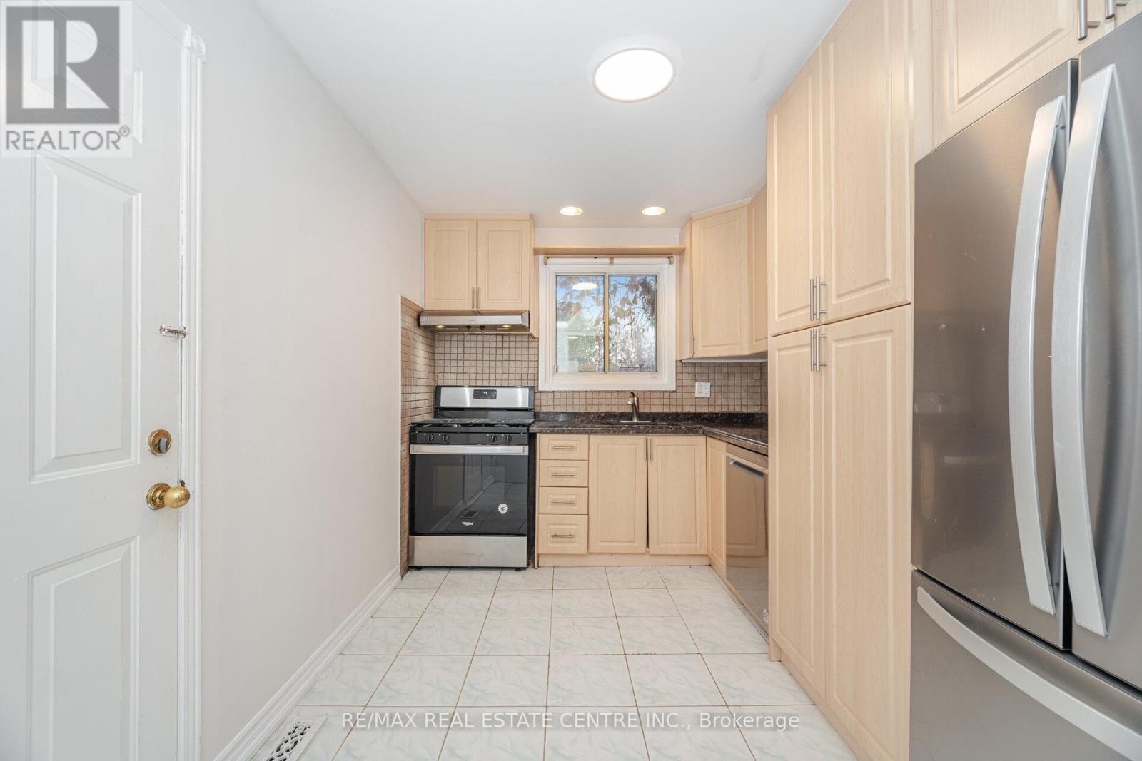 51 Crawford Drive, Brampton, Ontario  L6V 2C6 - Photo 13 - W12584378