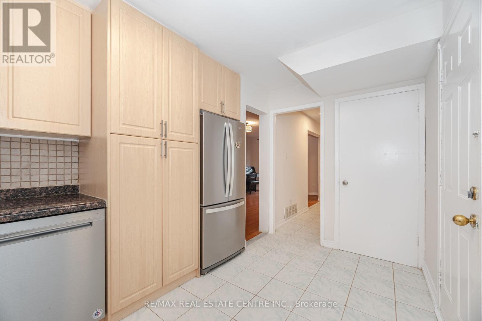 51 Crawford Drive, Brampton, Ontario  L6V 2C6 - Photo 14 - W12584378