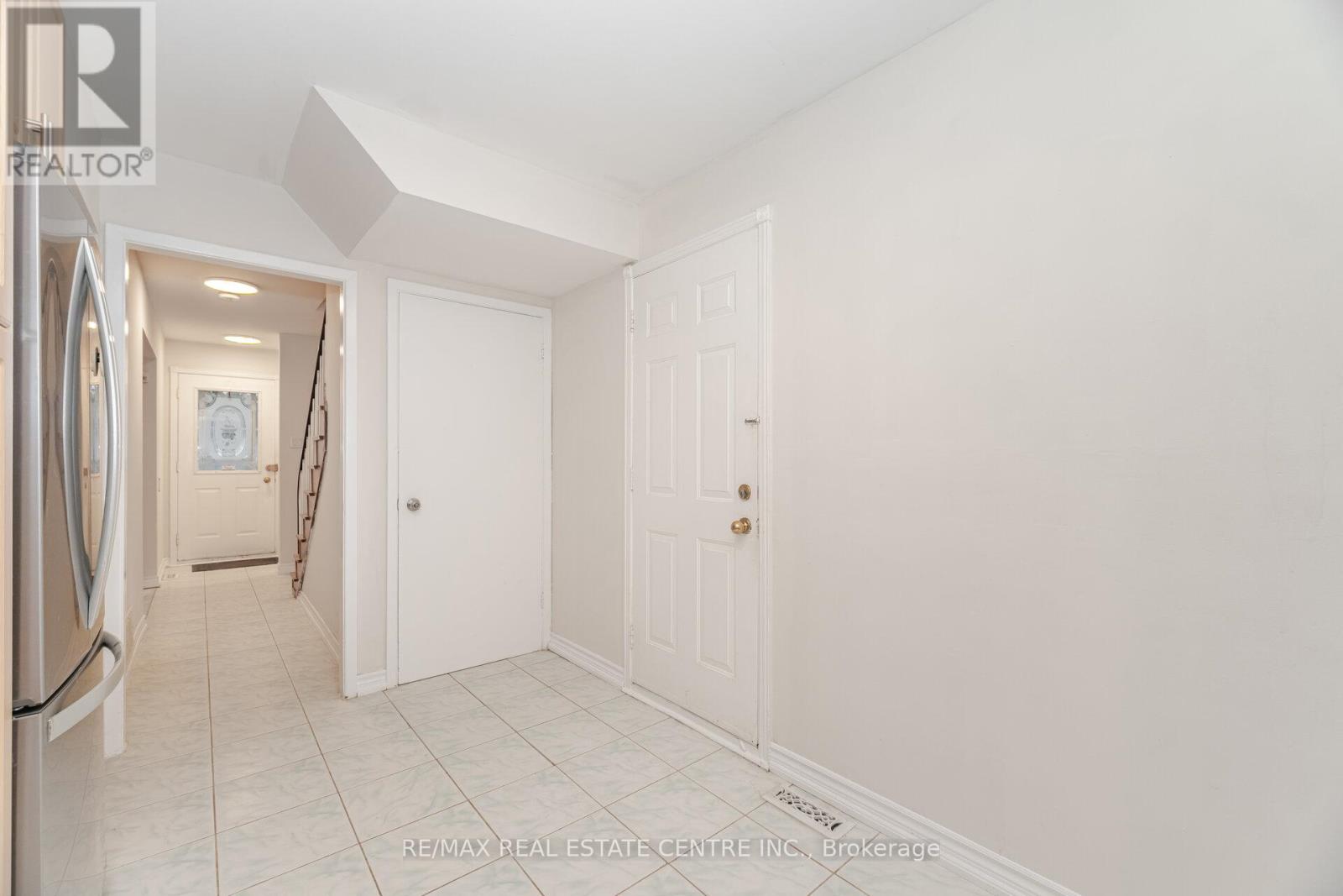 51 Crawford Drive, Brampton, Ontario  L6V 2C6 - Photo 15 - W12584378