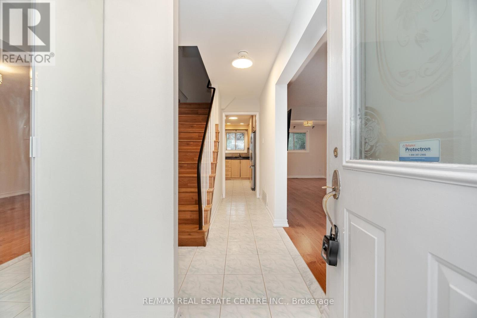 51 Crawford Drive, Brampton, Ontario  L6V 2C6 - Photo 4 - W12584378