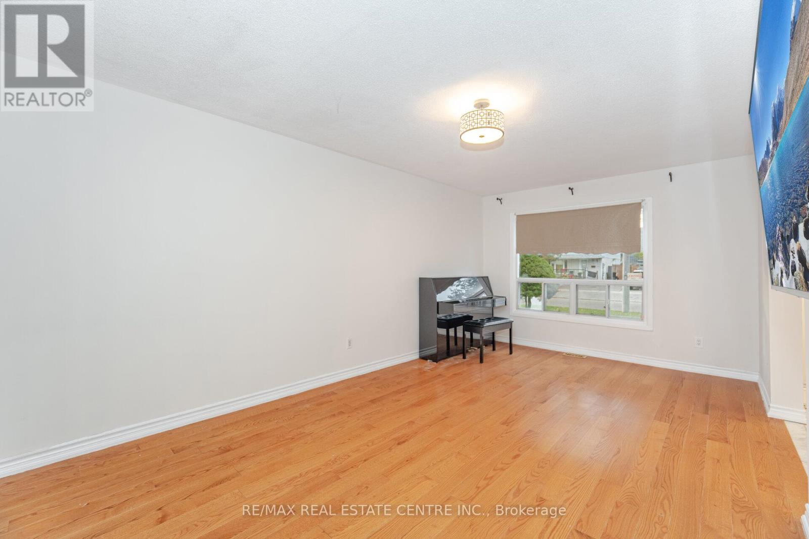 51 Crawford Drive, Brampton, Ontario  L6V 2C6 - Photo 7 - W12584378