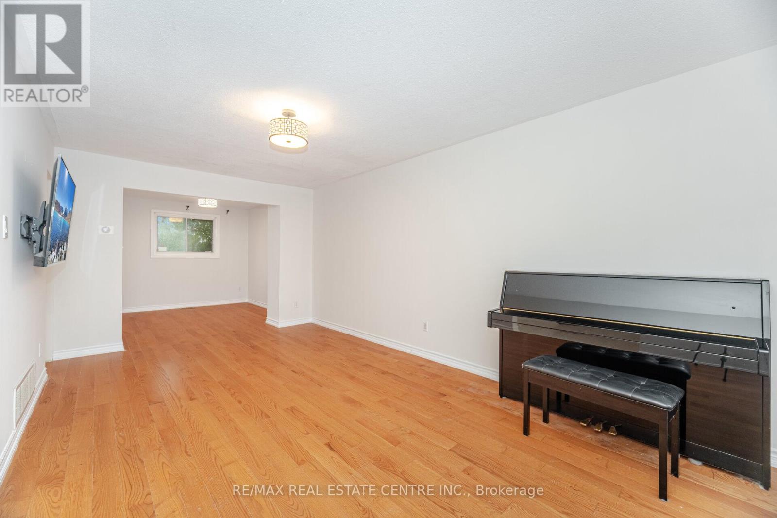 51 Crawford Drive, Brampton, Ontario  L6V 2C6 - Photo 8 - W12584378