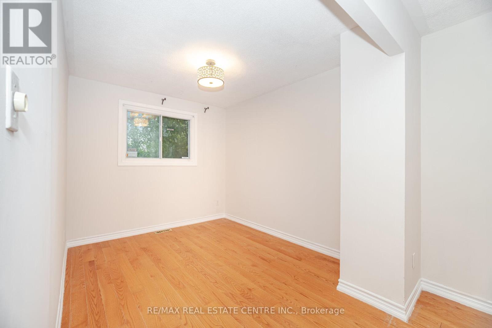 51 Crawford Drive, Brampton, Ontario  L6V 2C6 - Photo 9 - W12584378