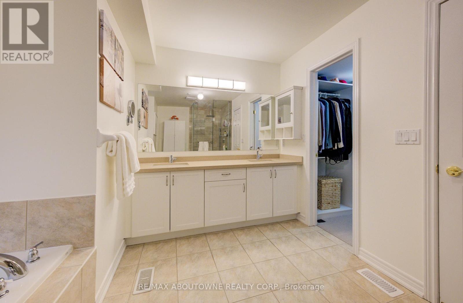 6 - 2351 Lakeshore Road, Oakville, Ontario  L6L 1H4 - Photo 22 - W12584452