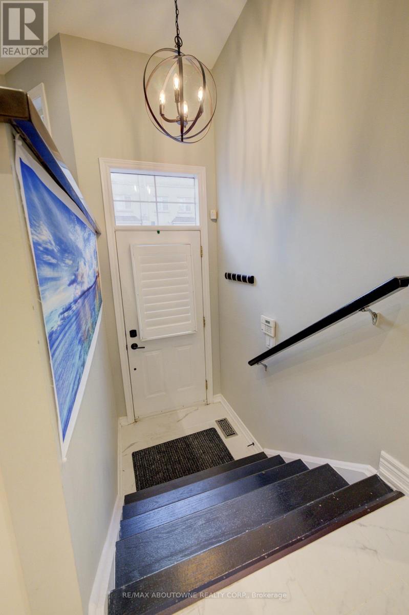 6 - 2351 Lakeshore Road, Oakville, Ontario  L6L 1H4 - Photo 3 - W12584452