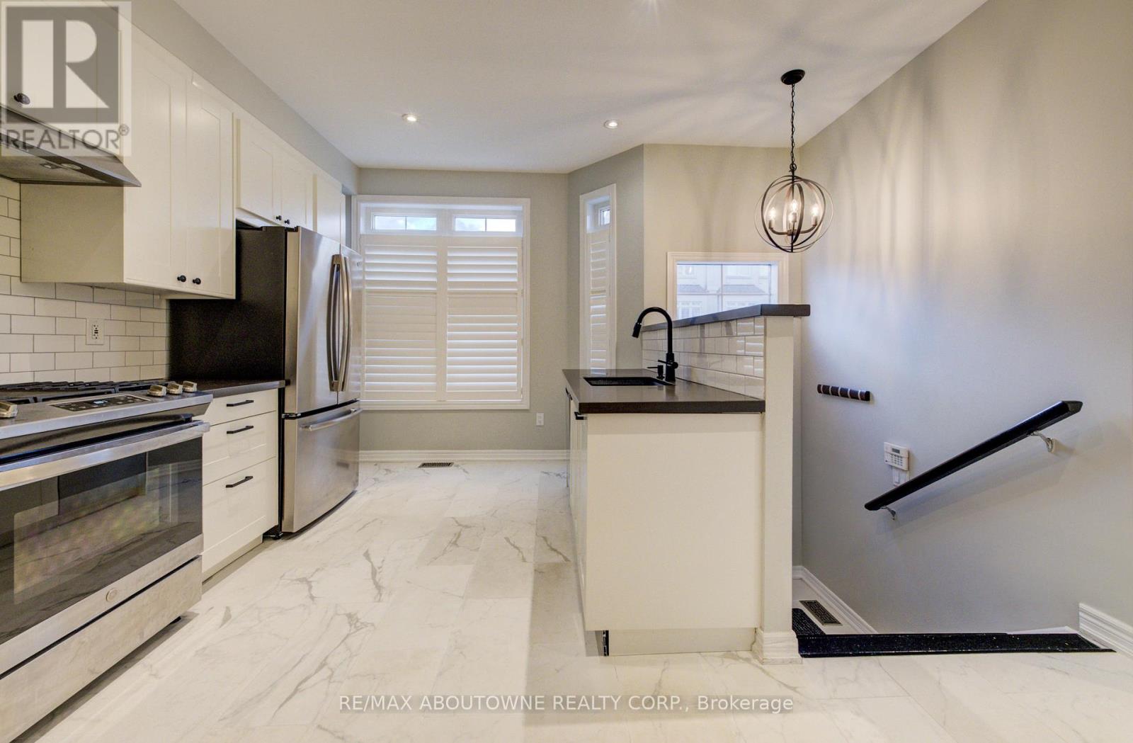 6 - 2351 Lakeshore Road, Oakville, Ontario  L6L 1H4 - Photo 4 - W12584452