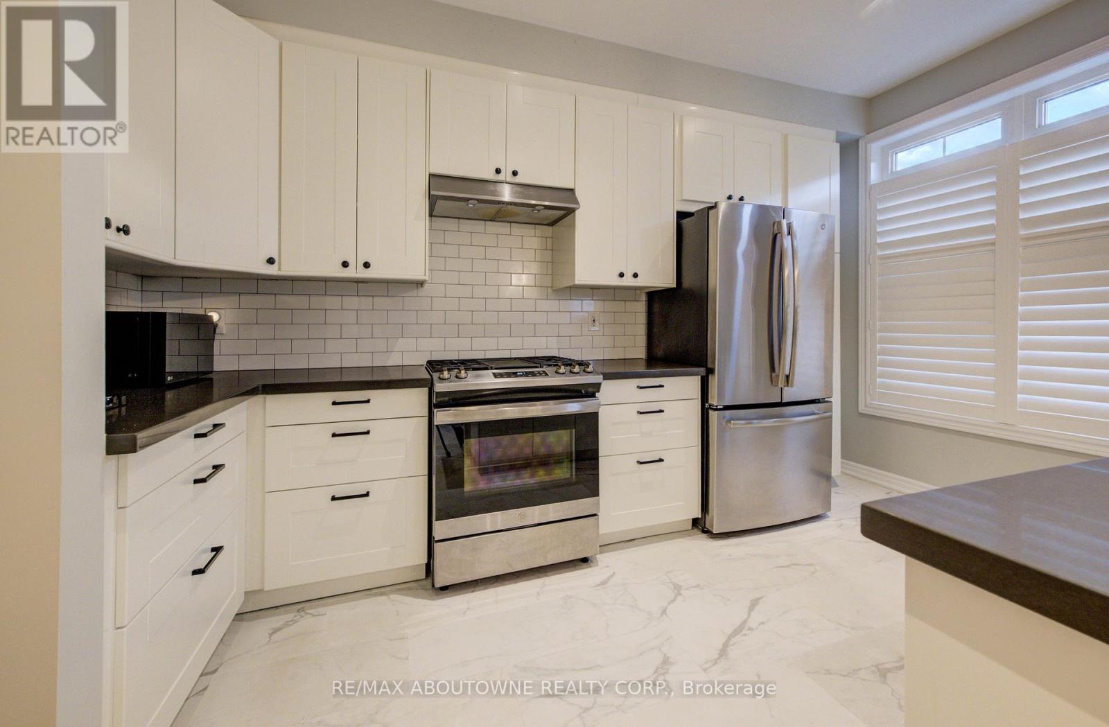 6 - 2351 Lakeshore Road, Oakville, Ontario  L6L 1H4 - Photo 5 - W12584452