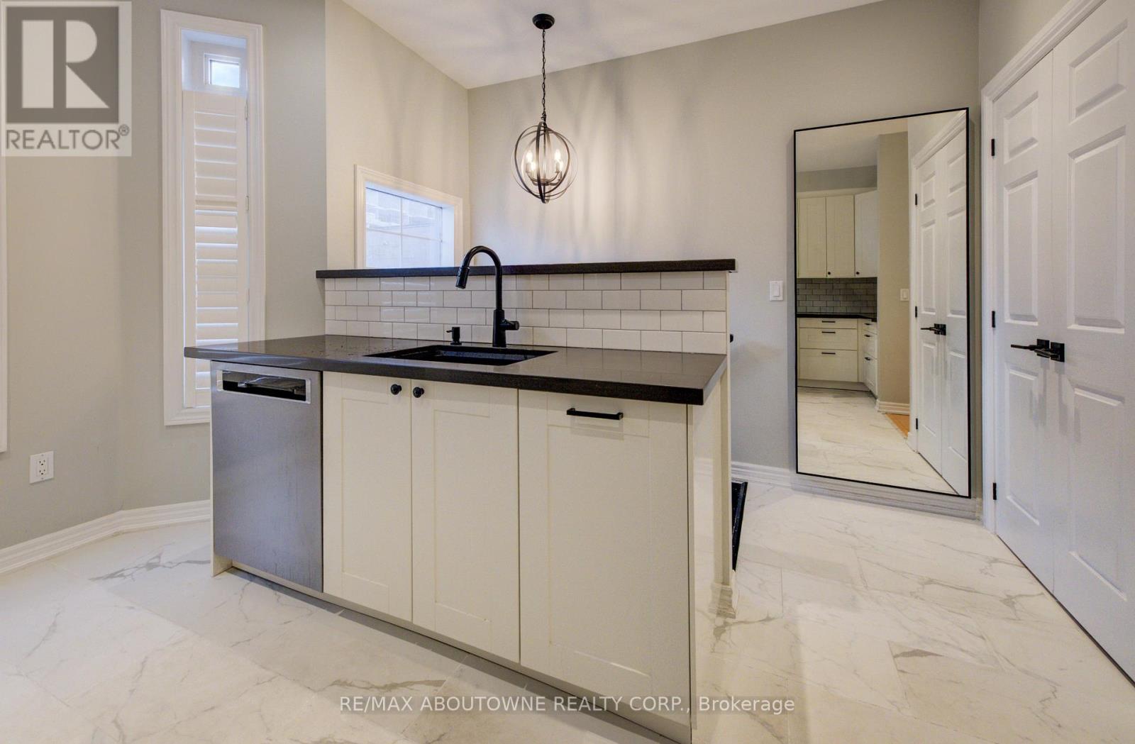 6 - 2351 Lakeshore Road, Oakville, Ontario  L6L 1H4 - Photo 6 - W12584452