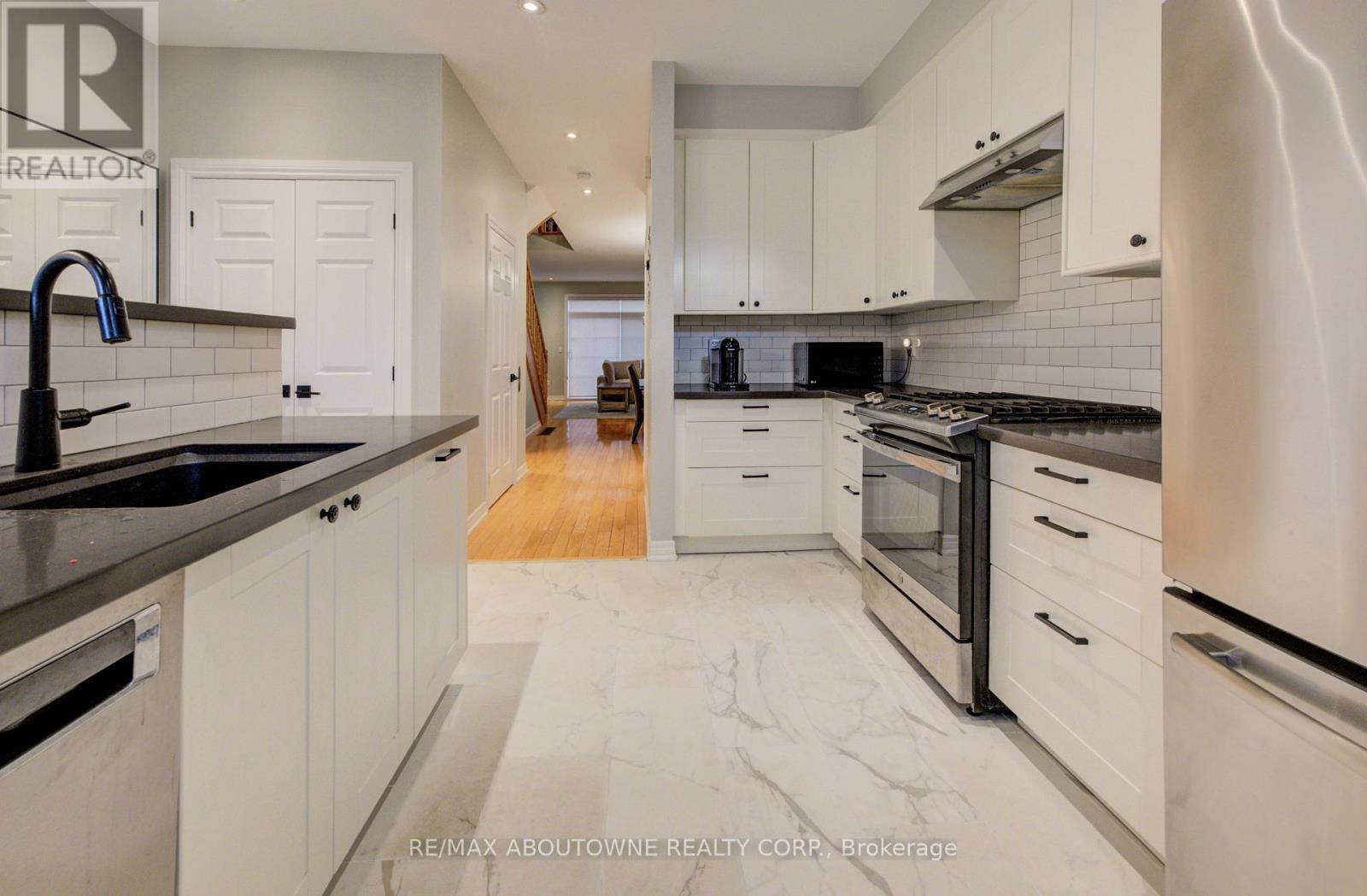 6 - 2351 Lakeshore Road, Oakville, Ontario  L6L 1H4 - Photo 7 - W12584452