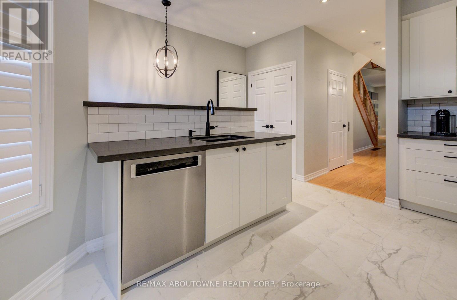 6 - 2351 Lakeshore Road, Oakville, Ontario  L6L 1H4 - Photo 8 - W12584452