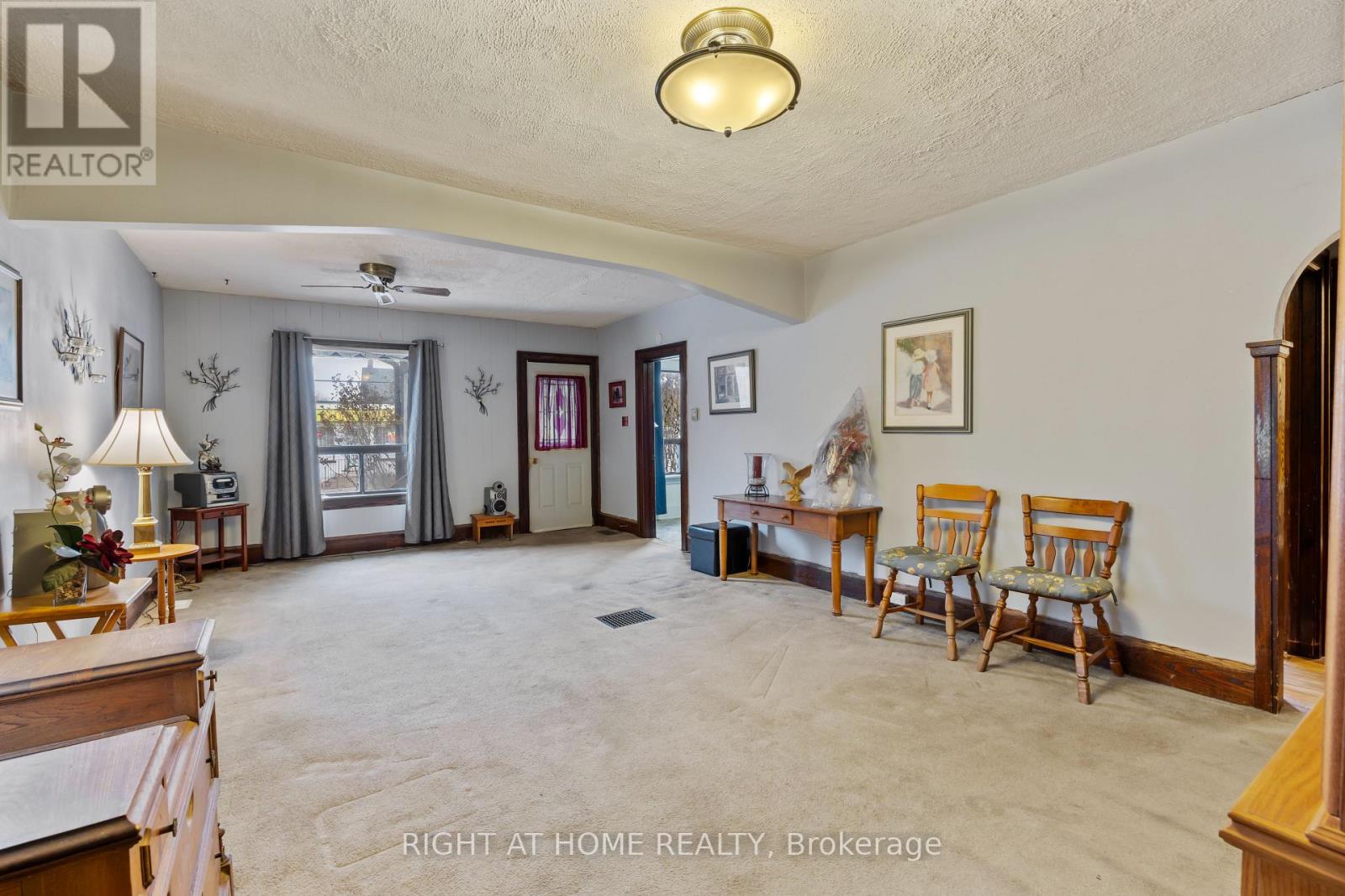 157 Park Road S, Oshawa, Ontario  L1J 4H1 - Photo 2 - E12583620