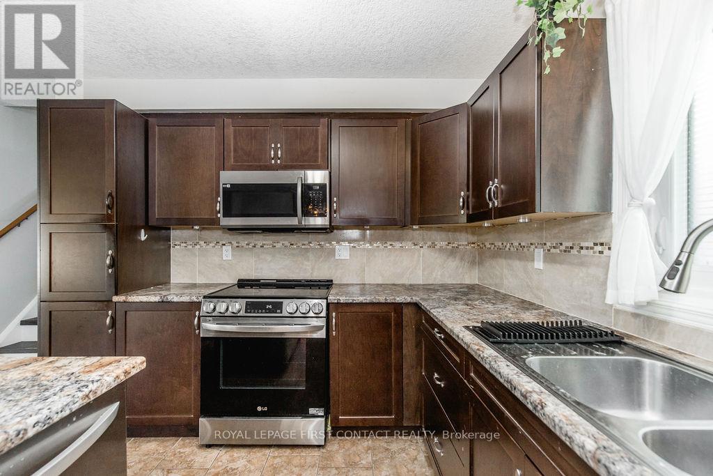 6 Duckworth Street, Essa (Angus), Ontario  L0M 1B0 - Photo 5 - N12584556