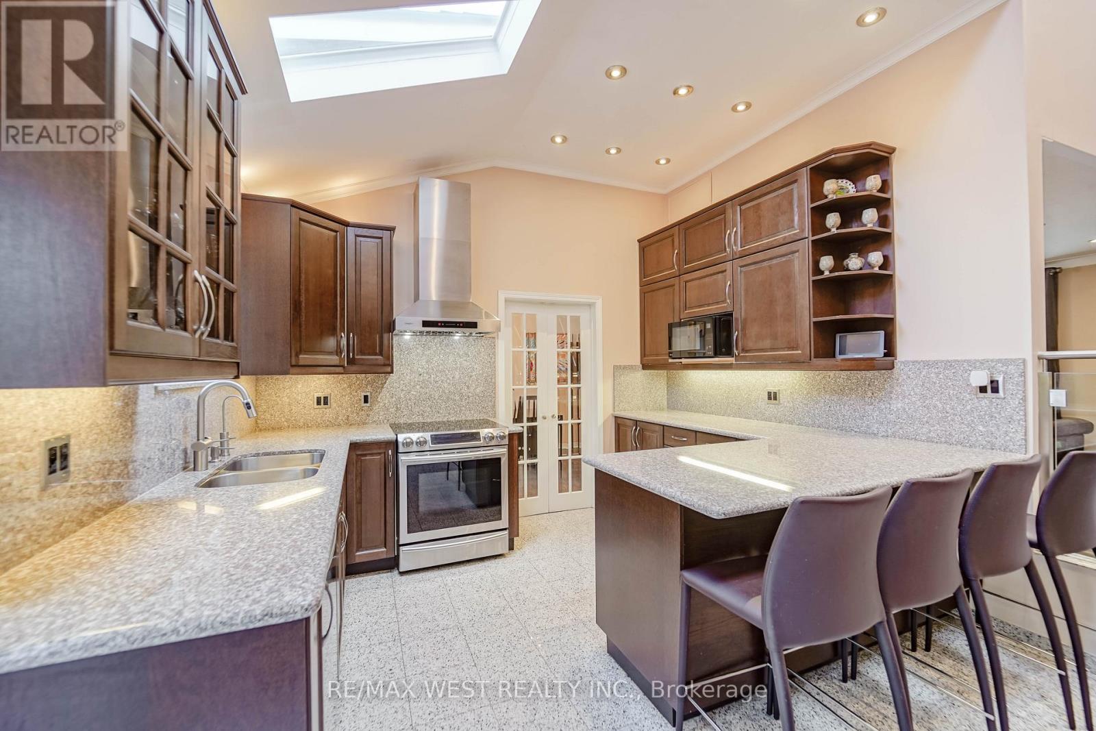 17 Clay Court, Toronto, Ontario  M9A 4S2 - Photo 8 - W12584494