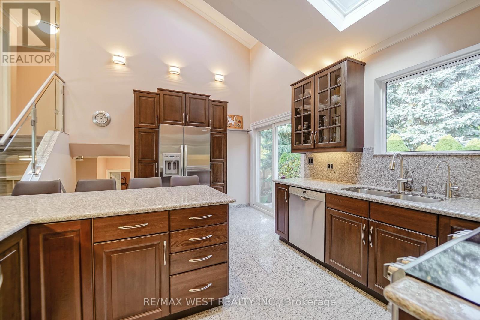 17 Clay Court, Toronto, Ontario  M9A 4S2 - Photo 9 - W12584494