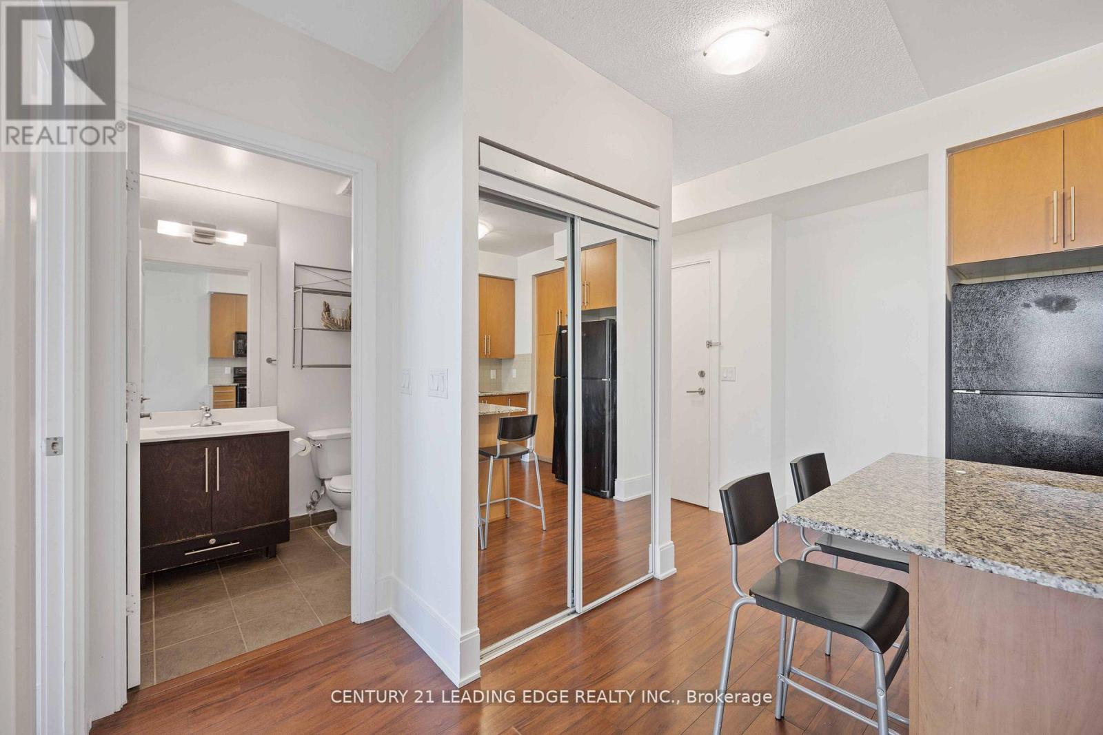 1506 - 330 Burnhamthorpe Road W, Mississauga, Ontario  L5B 0E1 - Photo 12 - W12584642