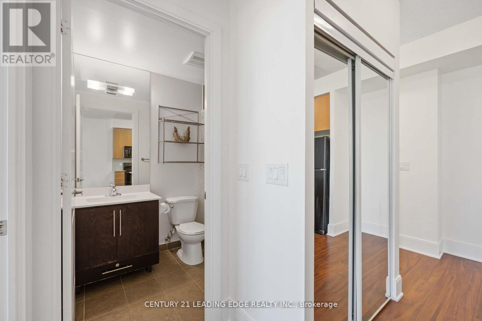 1506 - 330 Burnhamthorpe Road W, Mississauga, Ontario  L5B 0E1 - Photo 13 - W12584642