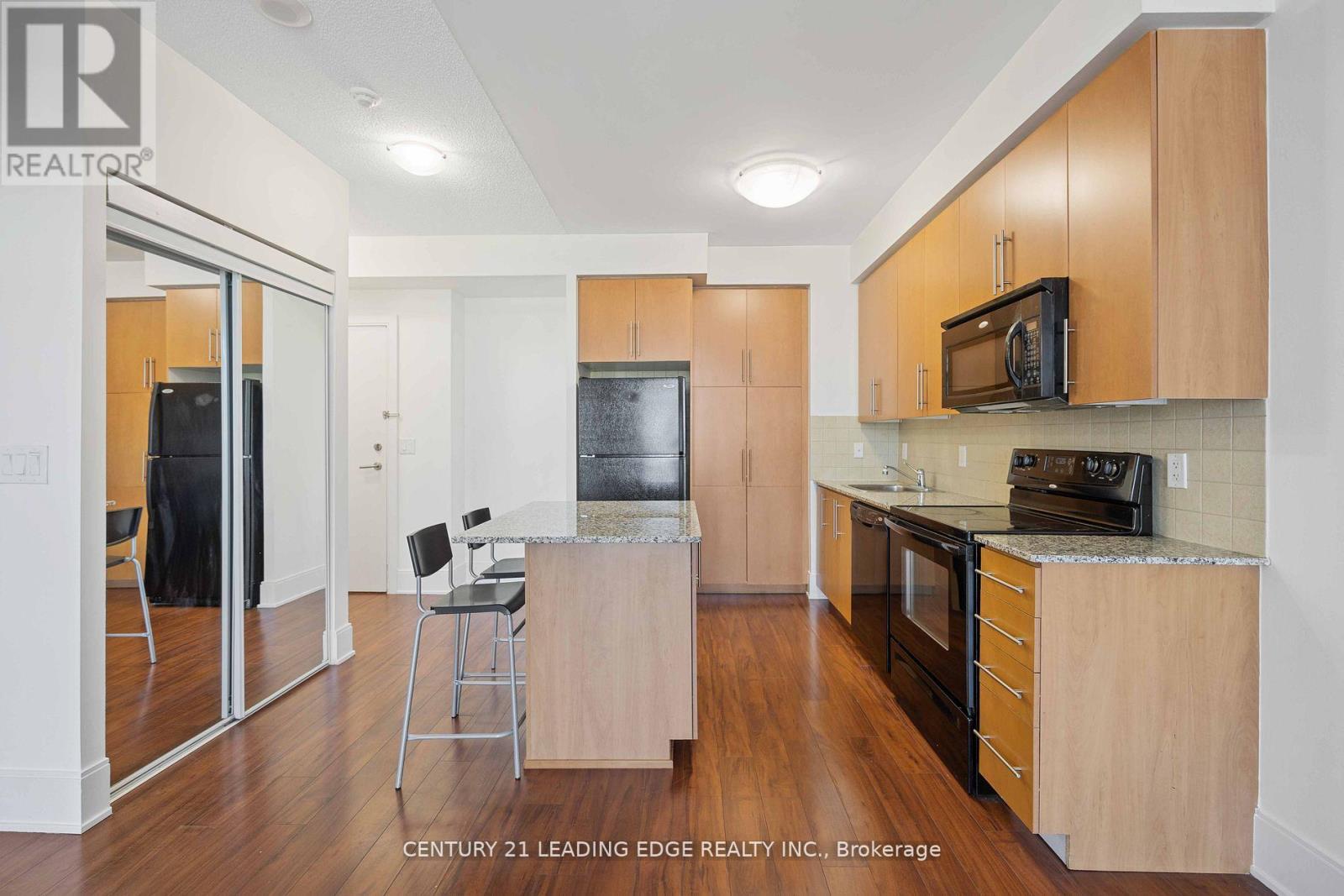 1506 - 330 Burnhamthorpe Road W, Mississauga, Ontario  L5B 0E1 - Photo 5 - W12584642