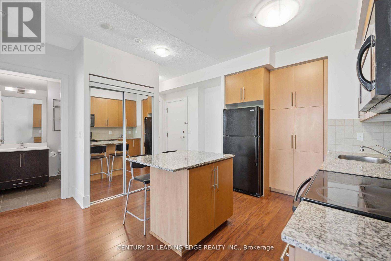 1506 - 330 Burnhamthorpe Road W, Mississauga, Ontario  L5B 0E1 - Photo 9 - W12584642