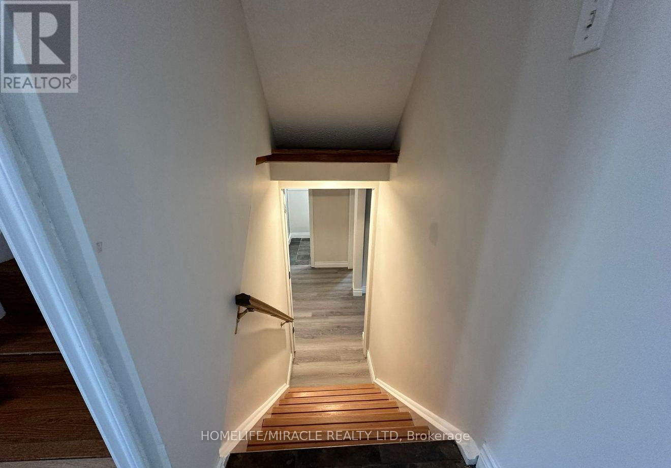 2406 Ventura Drive, Oakville, Ontario  L6L 2H4 - Photo 3 - W12584650