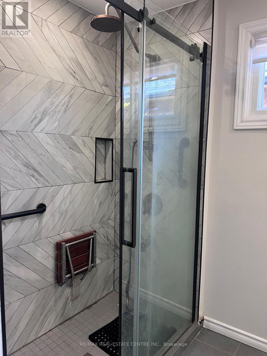 4358 Bacchus Crescent, Mississauga, Ontario  L4W 2Y3 - Photo 16 - W12424840