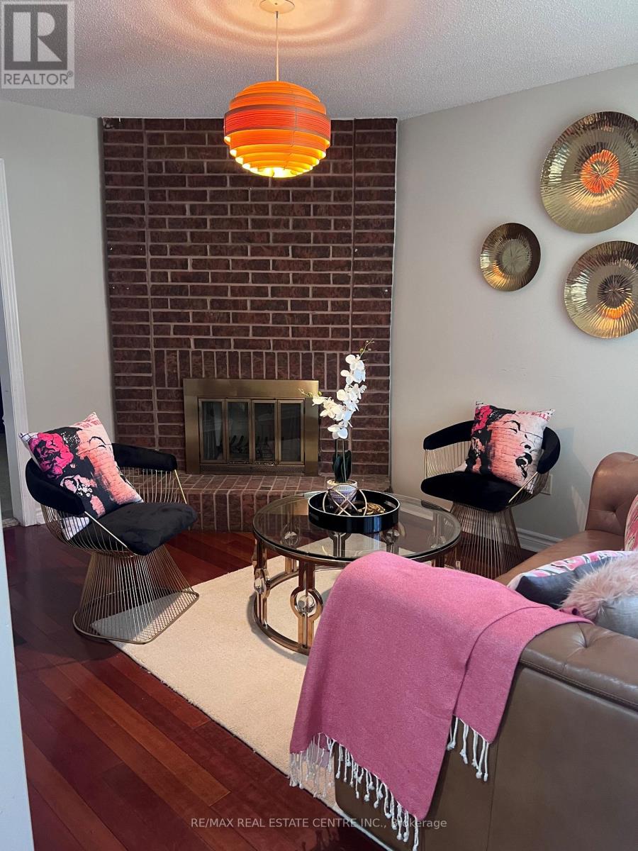 4358 Bacchus Crescent, Mississauga, Ontario  L4W 2Y3 - Photo 4 - W12424840