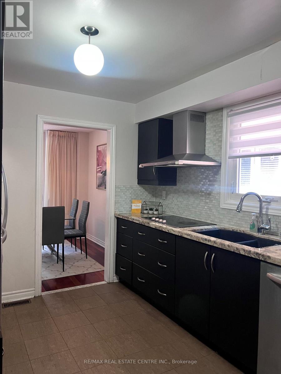 4358 Bacchus Crescent, Mississauga, Ontario  L4W 2Y3 - Photo 7 - W12424840