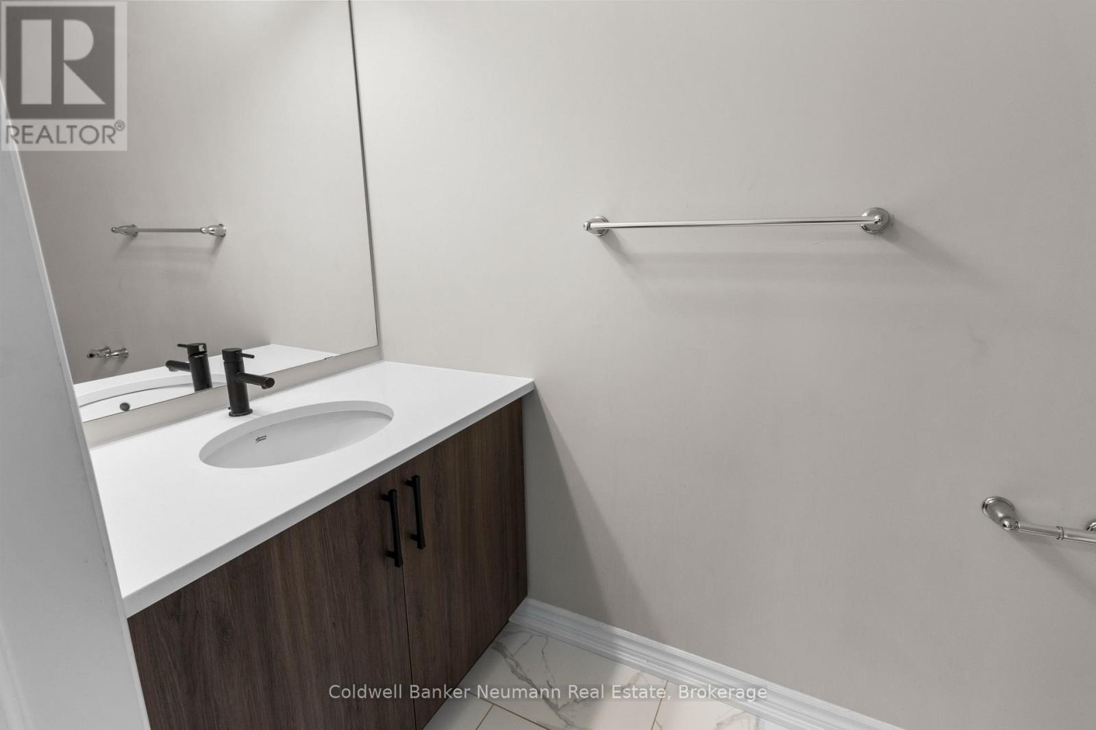 23 - 235 Chapel Hill Drive, Kitchener, Ontario N2R 0S4 - Photo 4 - X12584954