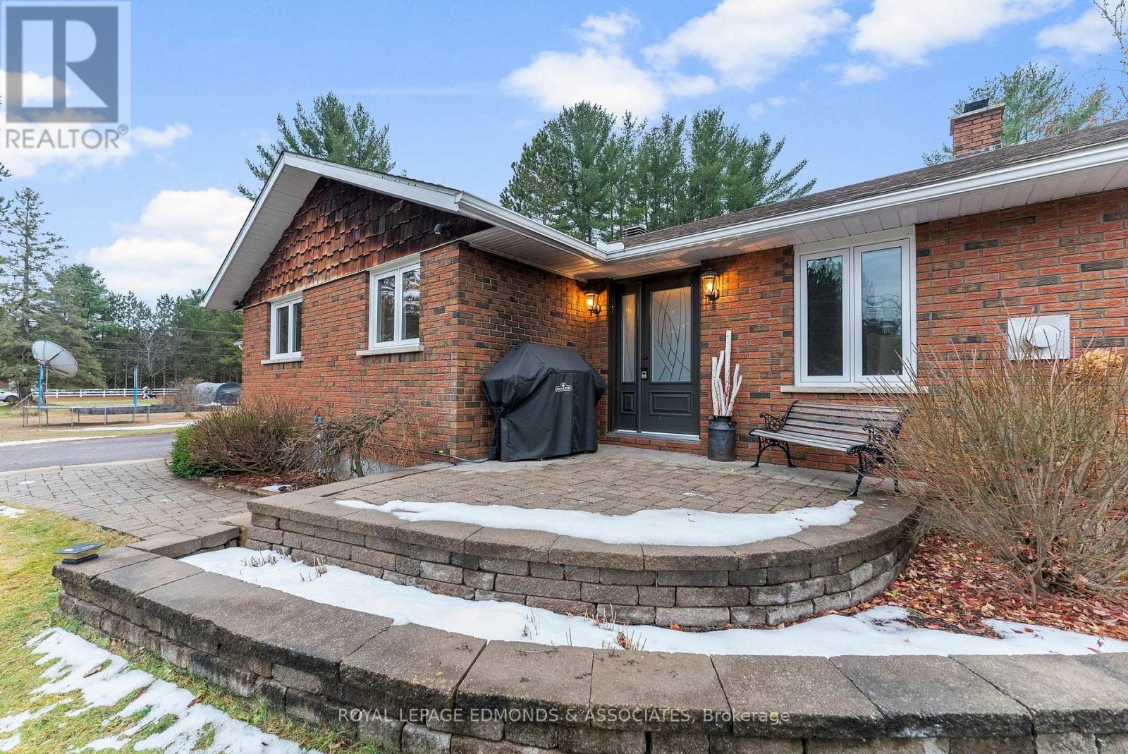 40925 Highway 41, Laurentian Valley, Ontario  K8A 6W5 - Photo 5 - X12584994