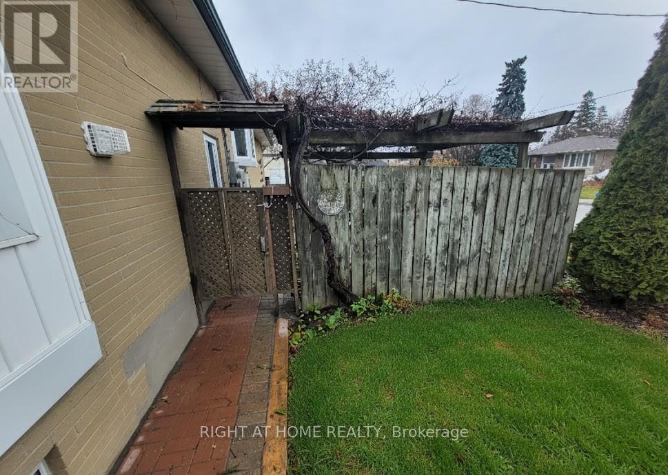 347 Boisdale Avenue, Richmond Hill, Ontario  L4C 1R4 - Photo 4 - N12584386