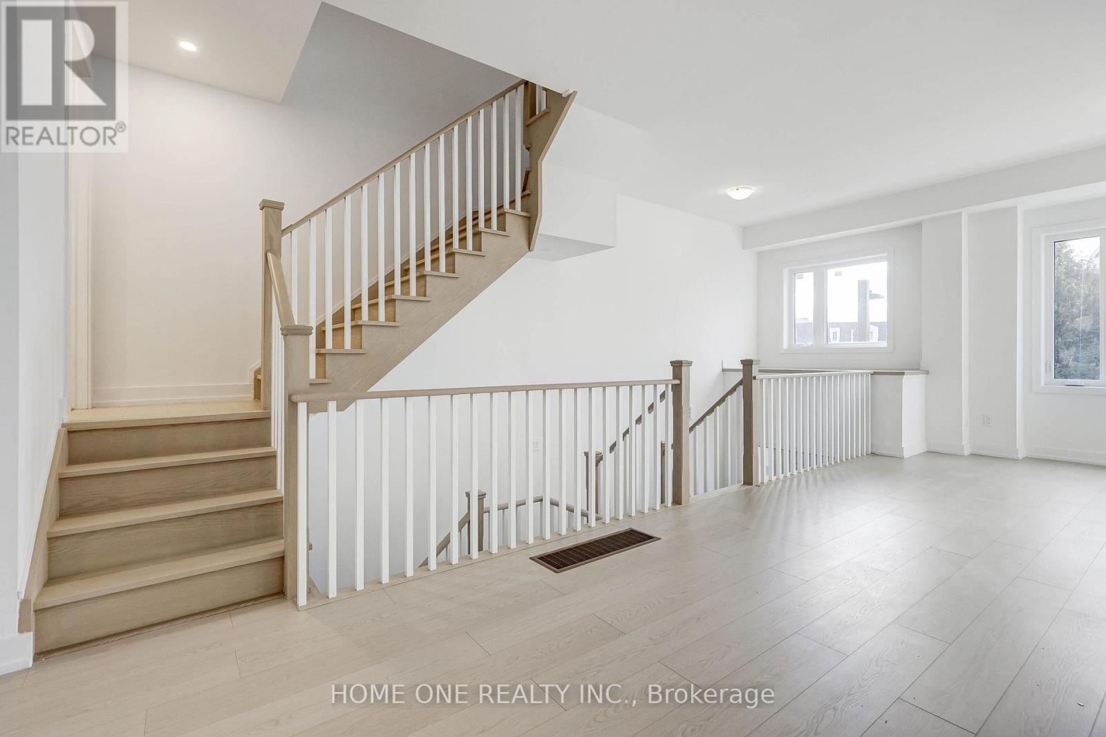 11 Carl Hill Lane, Richmond Hill, Ontario  L4C 5W8 - Photo 7 - N12585008